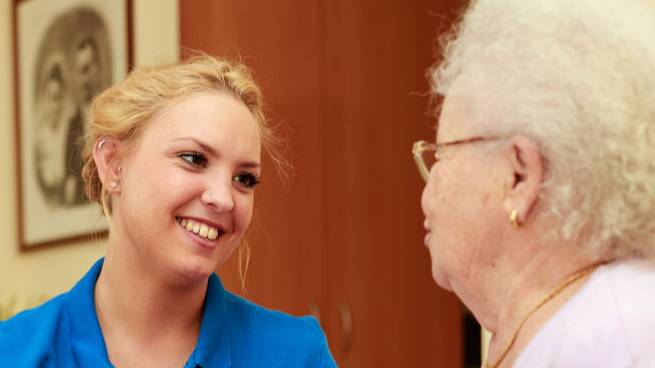 Pflegerin mit einer Seniorin