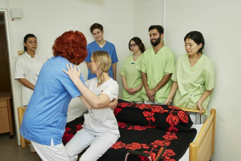 Zum dritten Jahr in Folge haben mehr Personen eine Pflegeausbildung begonnen als im Vorjahr