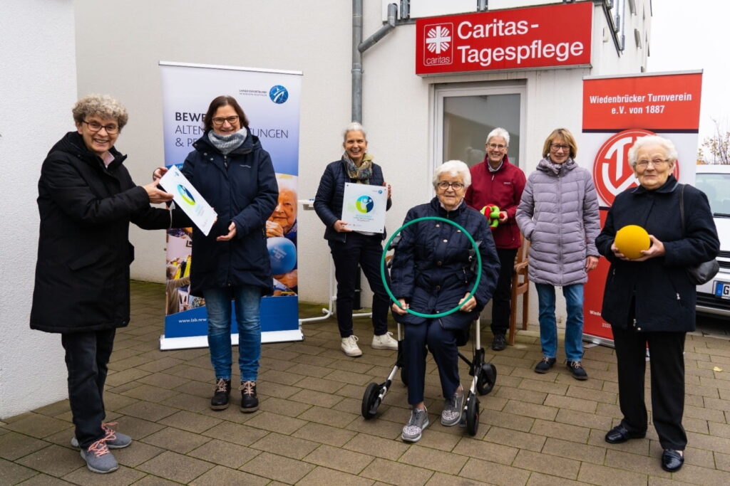 LSB-Referentin Margret Eberl (li.) übergab das BAP-Siegel an TV-Vorstand Margret Wüller und Pflegedienstleitung Elke Watermann (3.v.l.). Mit ihnen freuen sich Annemarie Berger (Tagesgast), die Übungsleiterinnen Anke Thumel und Adelheid Fischer und Martha Glöwing (Tagesgast, v.l.).