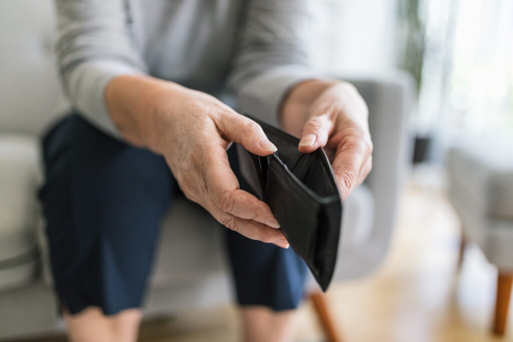 Jede und jeder fünfte pflegende Angehörige ist laut einer Studie von Armut bedroht.