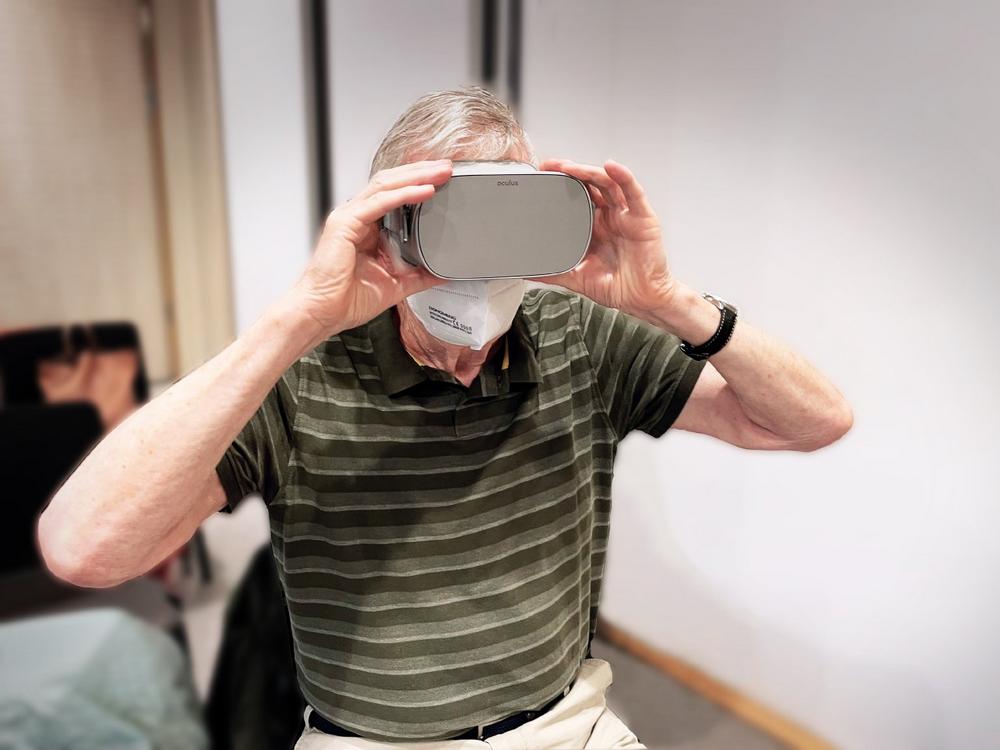 eter Fischer lebt mit Demenz und ist regelmäßiger Gast der Tagespflege im Memory Zentrum. Die Einrichtung arbeitet seit einigen Jahren an der Idee, die Technik mit der Virtuellen Realität (VR), der VR-Brille und den dazugehörenden VR-Filmen bei Menschen mit Demenz einzusetzen.
