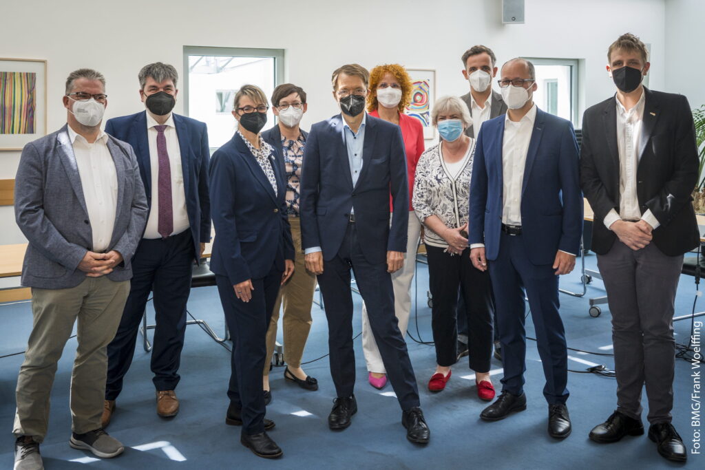 Bündnis "Digitalisierung in der Pflege" trifft Bundesminister Karl Lauterbach; v.l.n.r.: Heiko Mania (bvitg), Dietmar Wolff (FINSOZ), Anna Leonhardi (DEVAP), Sarah Theune (Vediso), Prof. Karl Lauterbach, Thordis Eckhardt (FINSOZ), Helene Maqua (VKAD), Alexander Wragge (VdDD), Rolf Baumann (VdDD), Martin Saß (bvitg);