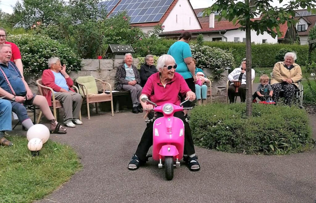 Wochenlang hatten die Senioren, Mitarbeiterinnen und Mitarbeiter der BeneVit Häuser, und viele Angehörige, geprobt, die Sangeskunst verfeinert, getanzt und davon schwungvolle Videos produziert.
