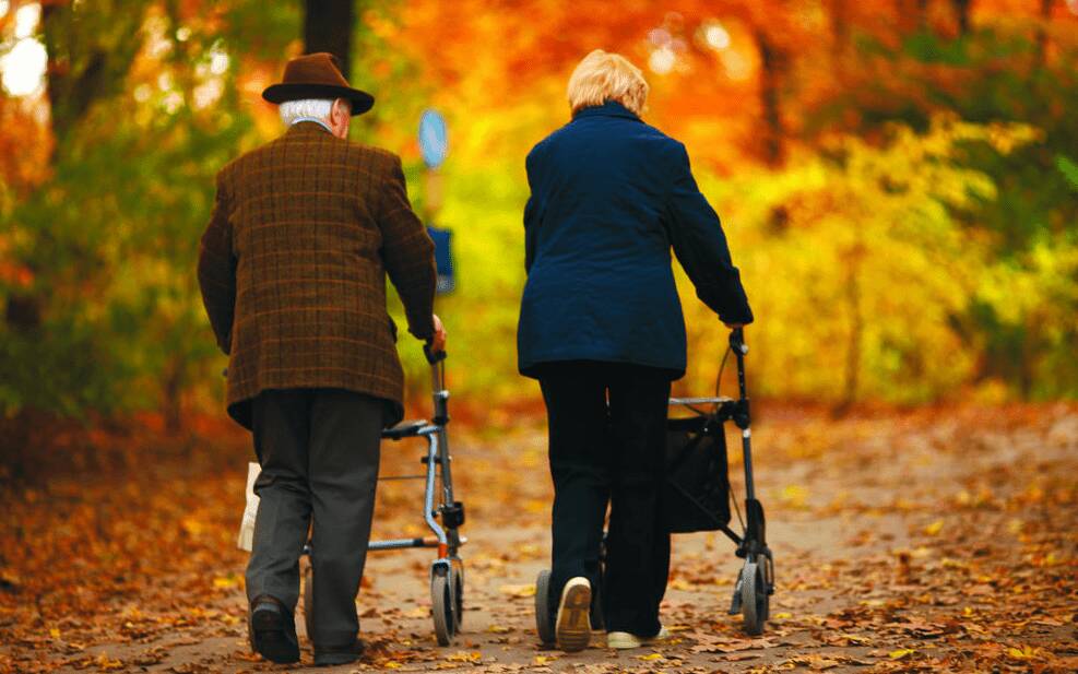 Mit einer aktivierenden Herbstgeschichte bringen Betreuende Herbstduft und -stimmung zu den Bewohnern, die sich nicht mehr selbst auf den Weg durch Laub und Herbstluft machen können.