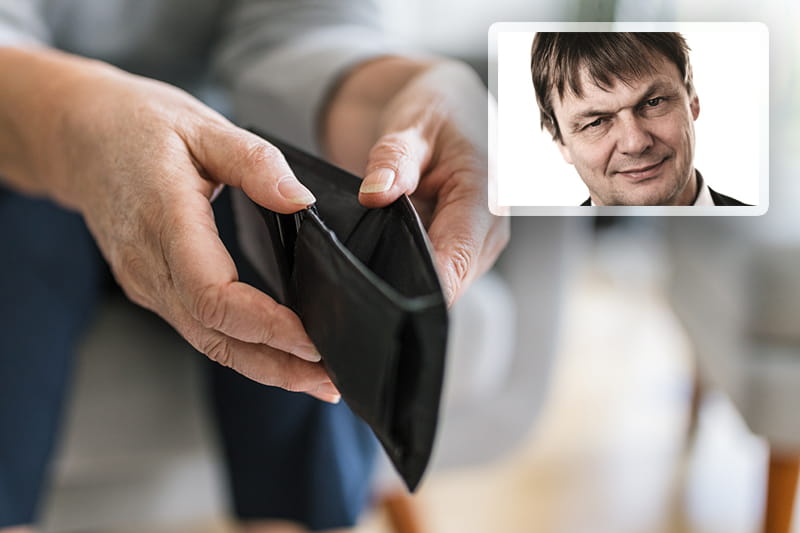 Eine ältere Frau hält ein leeres Portemonnaie in die Kamera. Rechts oben ein Portrait von Prof. Klie.