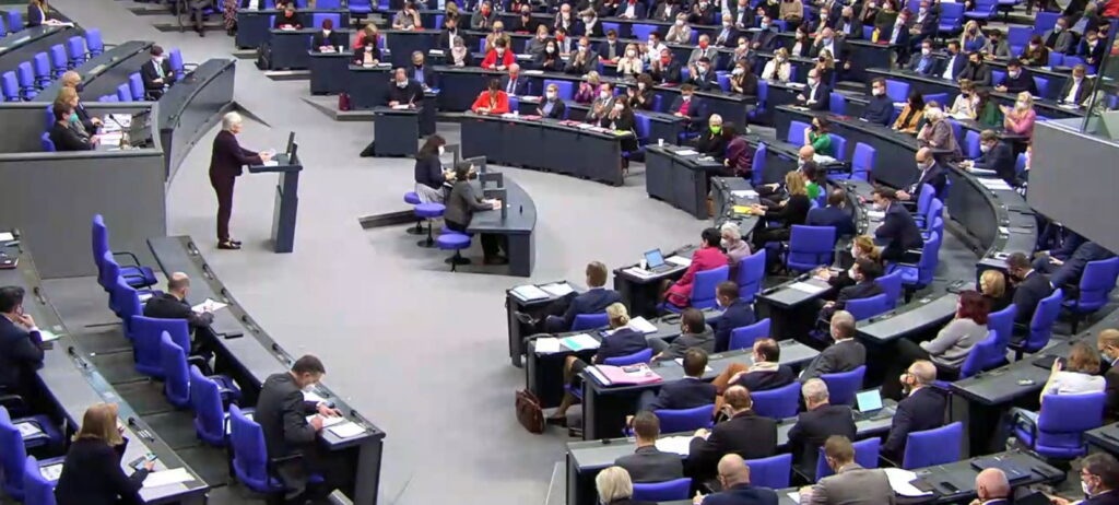 Der Bundestag debattierte am 7. Dezember 2021 über einen Gesetzentwurf von SPD, Bündnis 90/Die Grünen und FDP zur Stärkung der Impfprävention gegen Covid-19 und zur Änderung weiterer Vorschriften im Zusammenhang mit der Covid-19-Pandemie.