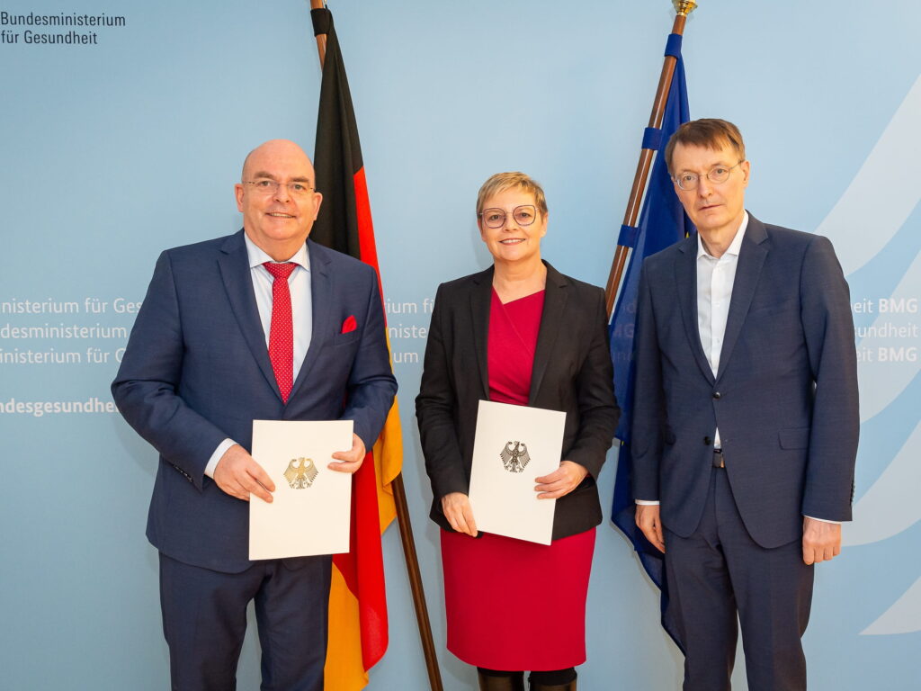 Bundesgesundheitsminister Prof. Dr. Karl Lauterbach und die beiden Parlamentarischen Staatssekretär*innen Sabine Dittmar und Edgar Franke bei der Amtsübergabe im BMG.