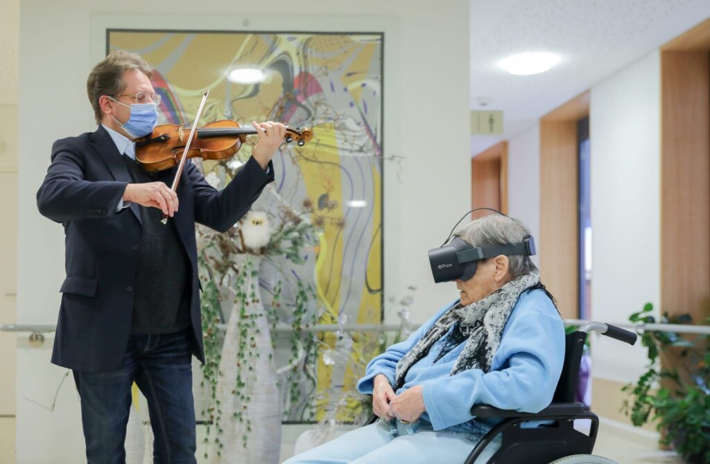 Mit der neuen VR-Brille sind die Bewohnerinnen und Bewohner im Adolf-Gröber-Haus beim Konzert mittendrin statt nur dabei.