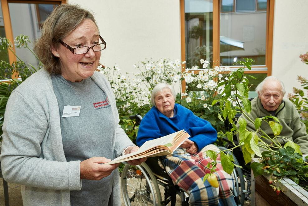 Vorlesen, draussen, Foto: Werner Krüper