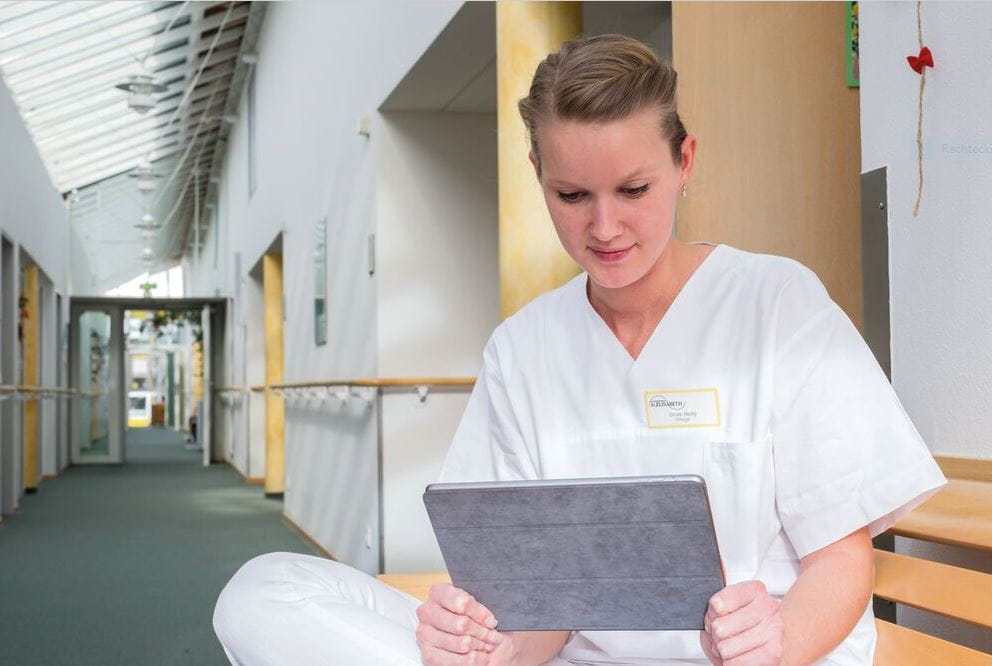 Pflegerin mit Tablet, Foto: Werner Krueper