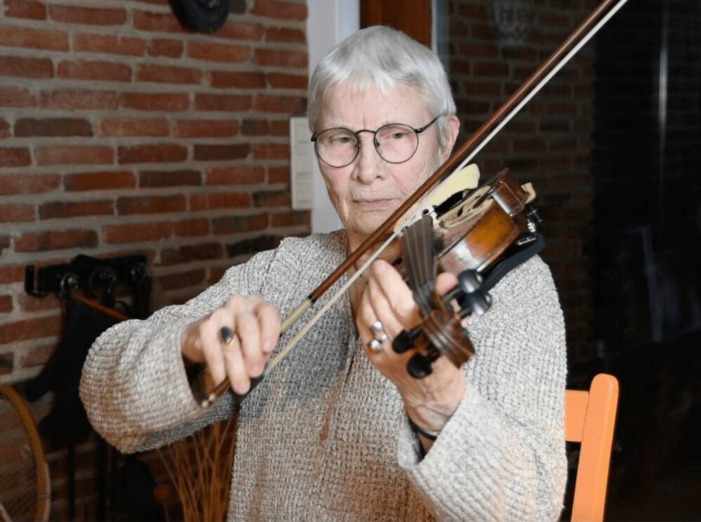 Seniorin spielt Geige